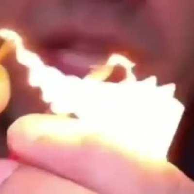 Mano... para quem não ta ligado a porra desse filamento de tungstênio fica em media a 2200-2,700 Graus...