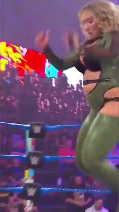 Finishing move. nikkita_wwe