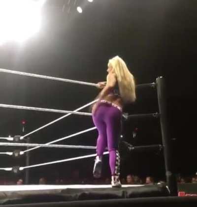 Liv loves to slap that butt