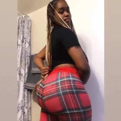 Nice cakes 😋🍑...who is she?