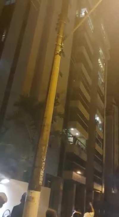 Ta ruim pra vocês? Imagina pro Marcelo que acordou com uma mulher suspensa por um Caminhão Munck, na altura da janela do apartamento, ligada a um tremendo carro de som e pedindo, em alto e bom som, para a esposa do Marcelo largar dele pra ficar com ela...