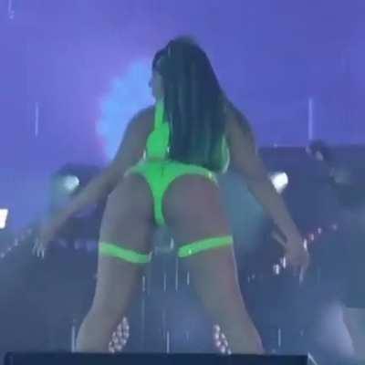 🍑 love to see it jiggle