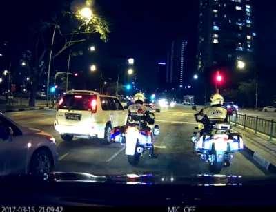 Not Giving A Damn In Front Of The Police. 🤨