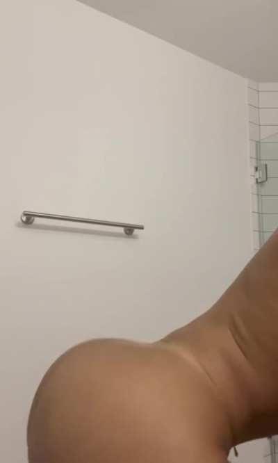 Look how she’s moving that ASS