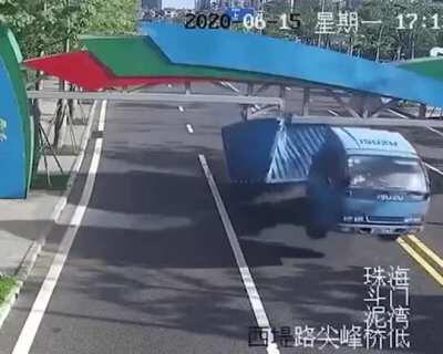 Driving under something your Truck can’t pass through? Surely that’ll work!