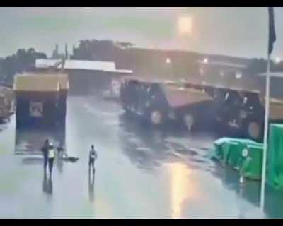 Security officer in Jakarta was struck by lightning while on duty, Victim survived after 4 days of in the hospital.