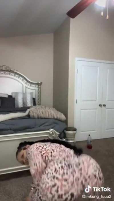 She know what time it is 😏🍑