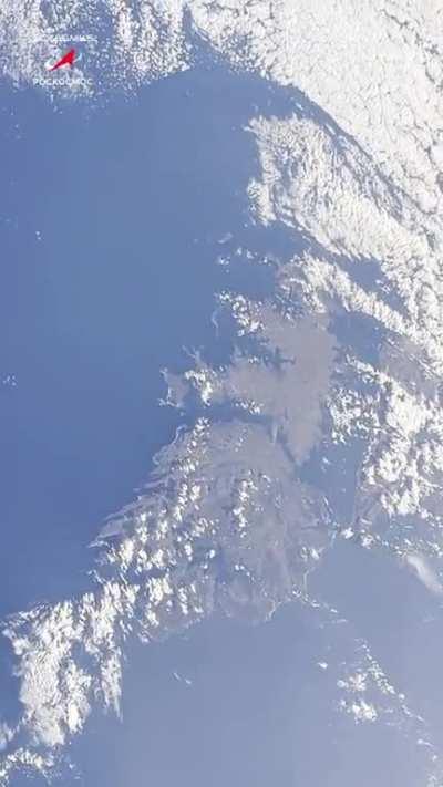 Ruso mirando las Malvinas por la ventana