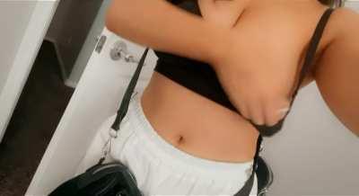 Pretty face & pretty titties 💋