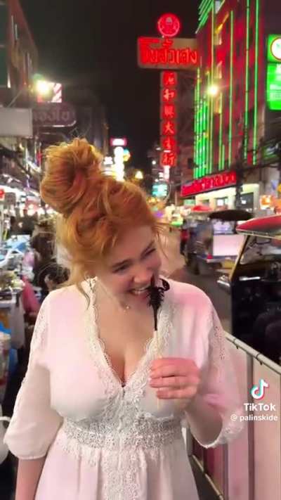 Palina isst einen Skorpion