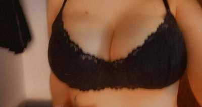 Ding dong 😁 here‘s your new bigtiddy gothgf🧛‍♀️🧛‍♀️