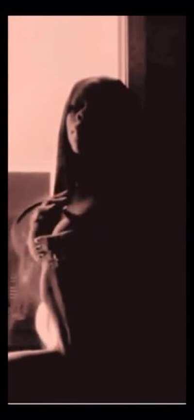 I love when she chokes herself 😩