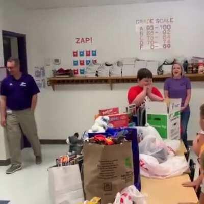 Classmates surprise boy with toys after he loses all of his in a house fire! (^。^)