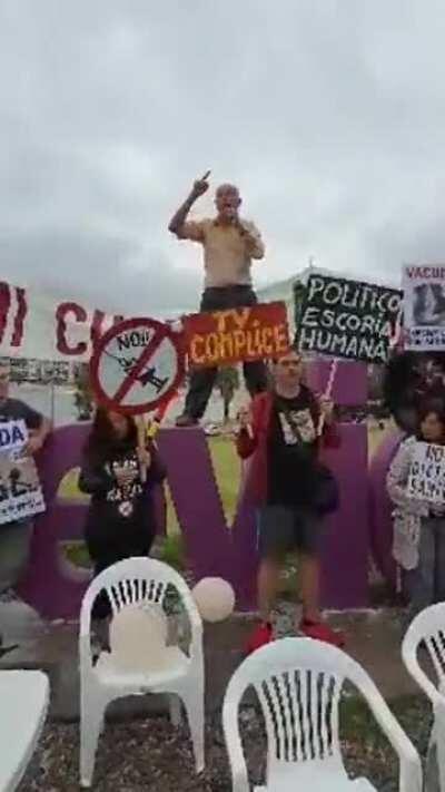 ♫Nunca me falteeee♫Nunca me falleee♫Que sin su amoooor♫Soy como Salleeeee♫