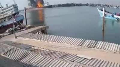 Oil tanker ship capable of storing 3 million litters of oil exploded in Thailand. 17/01/2023