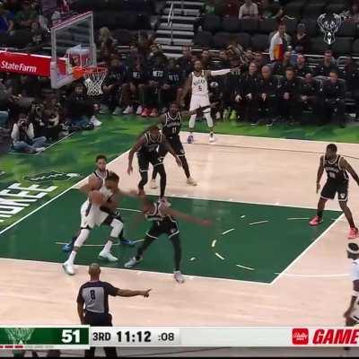 [Highlight] Giannis backs down Simmons for the dunk.