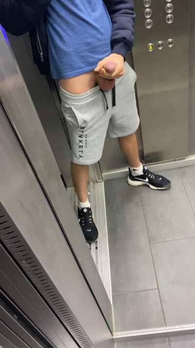 German 🤤Big Cock 🍆Boy in elevator🔥