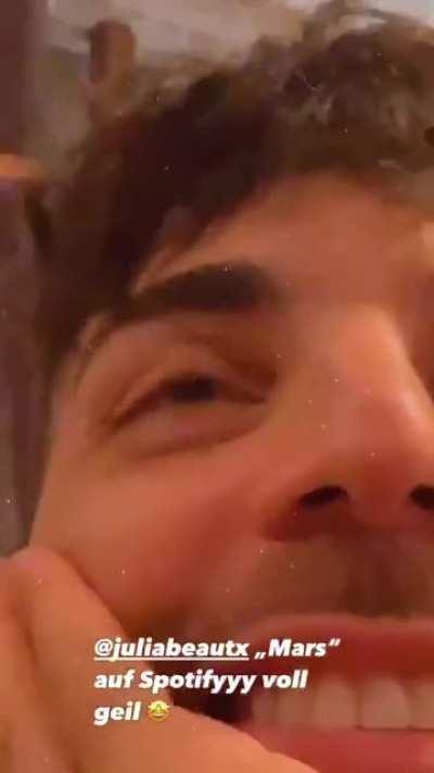 Instagram Storys vom 02.10.20 von mit und über Julia von Julia, Emrah, Dodipi und Jenloon (Achtung: Neuer Song und gespielte Fröhlichkeit Overdose) ...#RIPBeautxVlogs