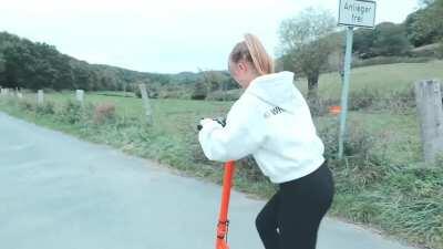 Julia in Leggings - Video: „JANA BESTELLT 5 MIN BLIND BEI AMAZON...“