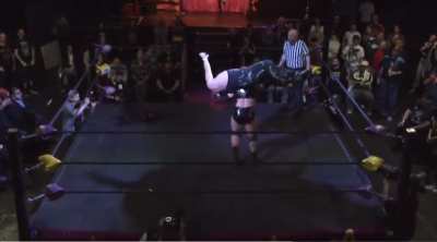 Jody rack bomb to Janela 💪🏽