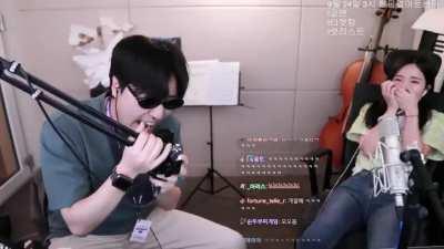 *La seduce con arrolladora habilidad de canto*