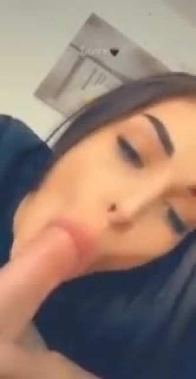 Wie sie saugt geile bitch 💦