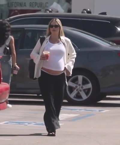 Pregnant Margot Robbie 