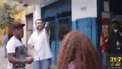 Feminazis atacando homens trabalhador no momento de lazer. Até quando Brasil?!