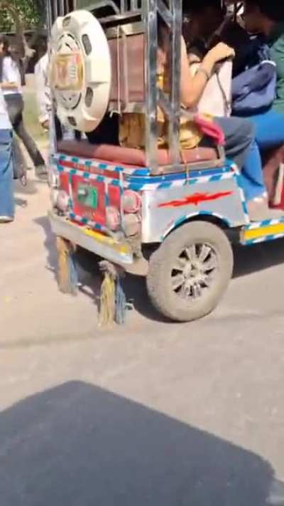 rickshaw rolled over carrying 5 people