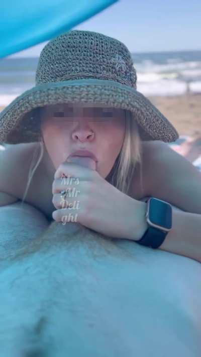 Spoiling hubby on the beach😊🏖️😋