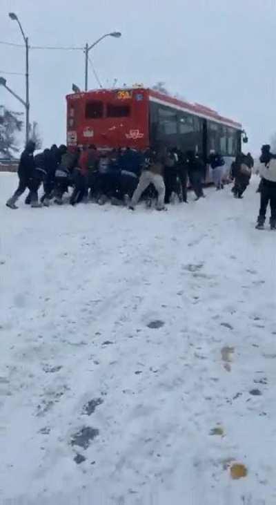 Passengers pushing a stuck TTC bus (35 Jane)