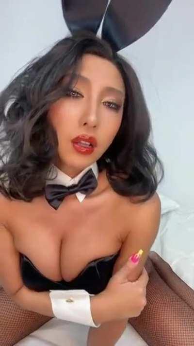 I had clicked download on a shady site that promised a file stacked with bunny girl pics, but suddenly a video of a bunny girl popped up on screen. As she moved, I was suddenly mesmerized until I suddenly ended up in her body on my laptop. How am I suppos