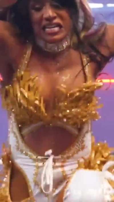 Mercedes moné nip slip