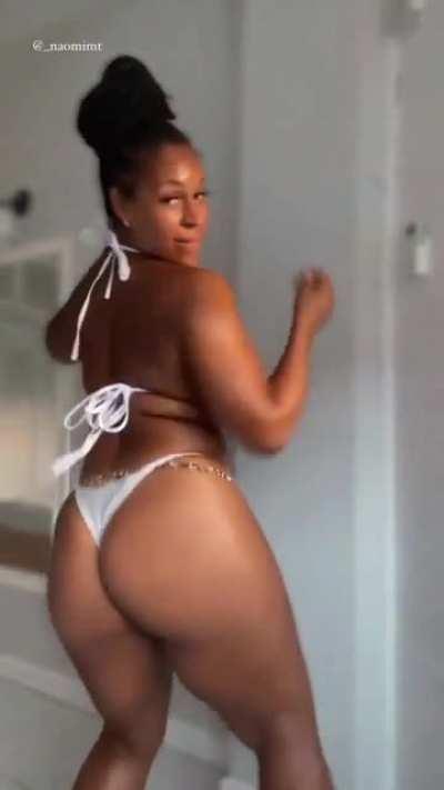 I'd melt in that room 🔥🥵 (@_naomimt)