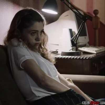 Natalia Dyer loves touching herself
