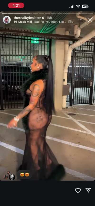 Ari turned around to show the Debby cakes 🍰