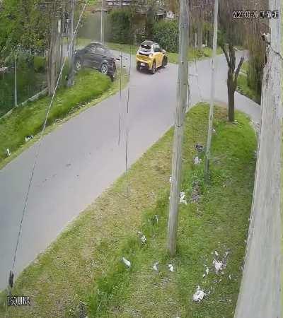 Tortuguitas: Caminaba por una calle desolada y se lo llevaron puesto dos vehículos a alta velocidad