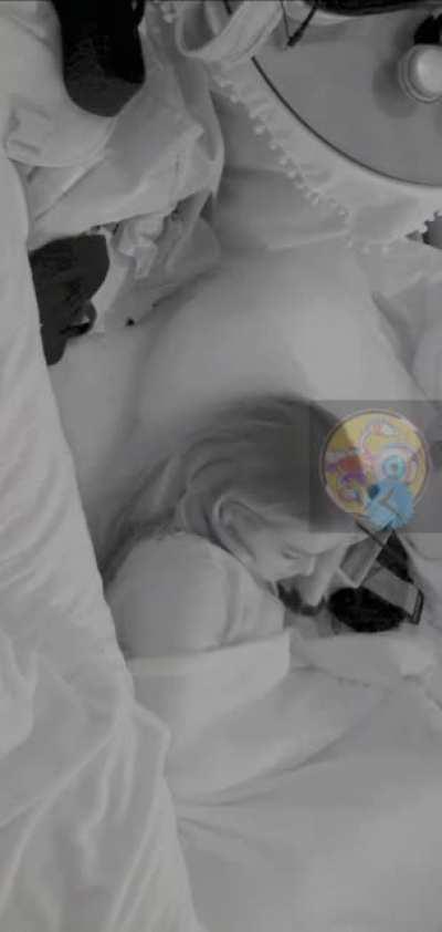 Bárbara dormindo pagando peito