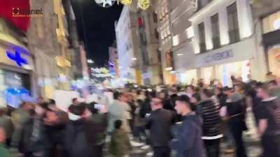 Cumhuriyetin çocukları öğrenci kurye cinayeti sonrası biriken mevcut öfkeyi doğru yerde toplayabilmek amacıyla İstiklal Caddesi'nde gerçek failleri ifşa ederek baskın bir protesto gerçekleştirdi