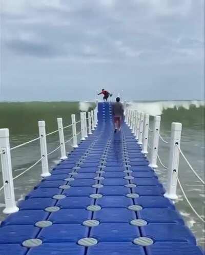 This bridge that moves with the ocean