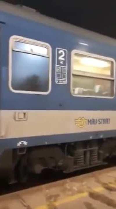 Nem lát ki a csaj? (Szombathely vasútállomás)