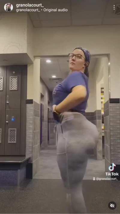 Filling up those damn sweats wow 😍