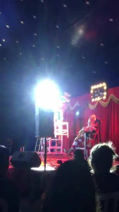 Mano, eu fui num circo na minha cidade e olha a música que colocaram