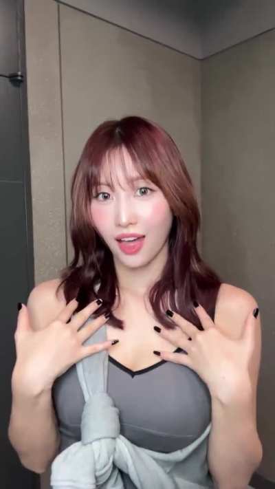 251011 TikTok Update with Jeongyeon, Sana, Momo, Chaeyoung and Jihyo - You mean... ME?? 👉🏻👈🏻