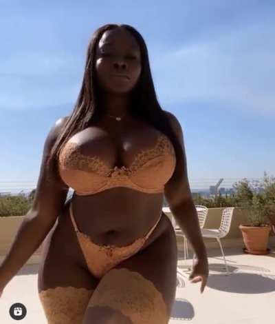 My godddd🥵 she tryna make me nut here and now..fuck🤤