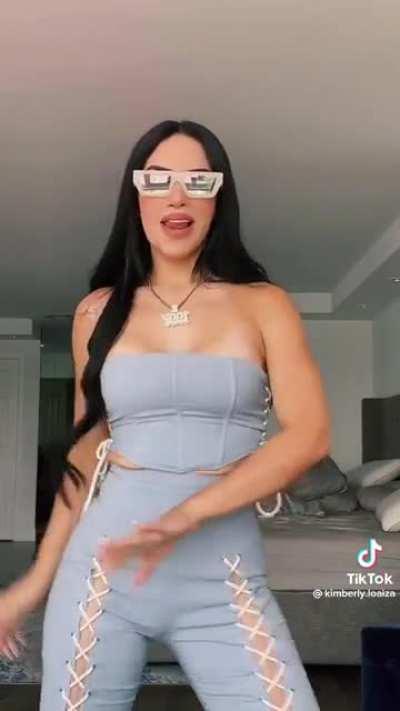 Tremendo culo al final 🥵