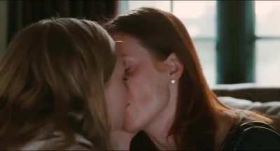 Amanda Seyfried and Julianne Moore Scene in Movie Chloe (2009)