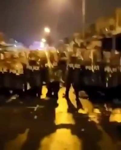 Philly uprising - Attacking line of cops - 10-20 - USA