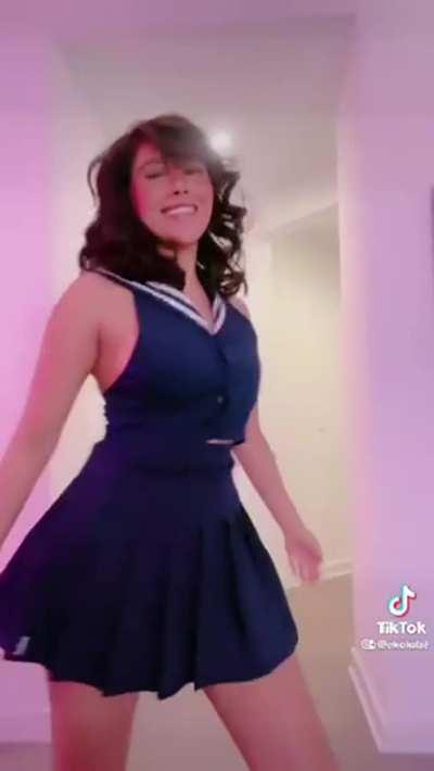 The way she bounces her ass at the end makes my imagination run wild! 😈