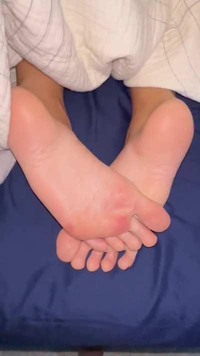 How’d you like waking up to my soles everyday 🌞? [OC]